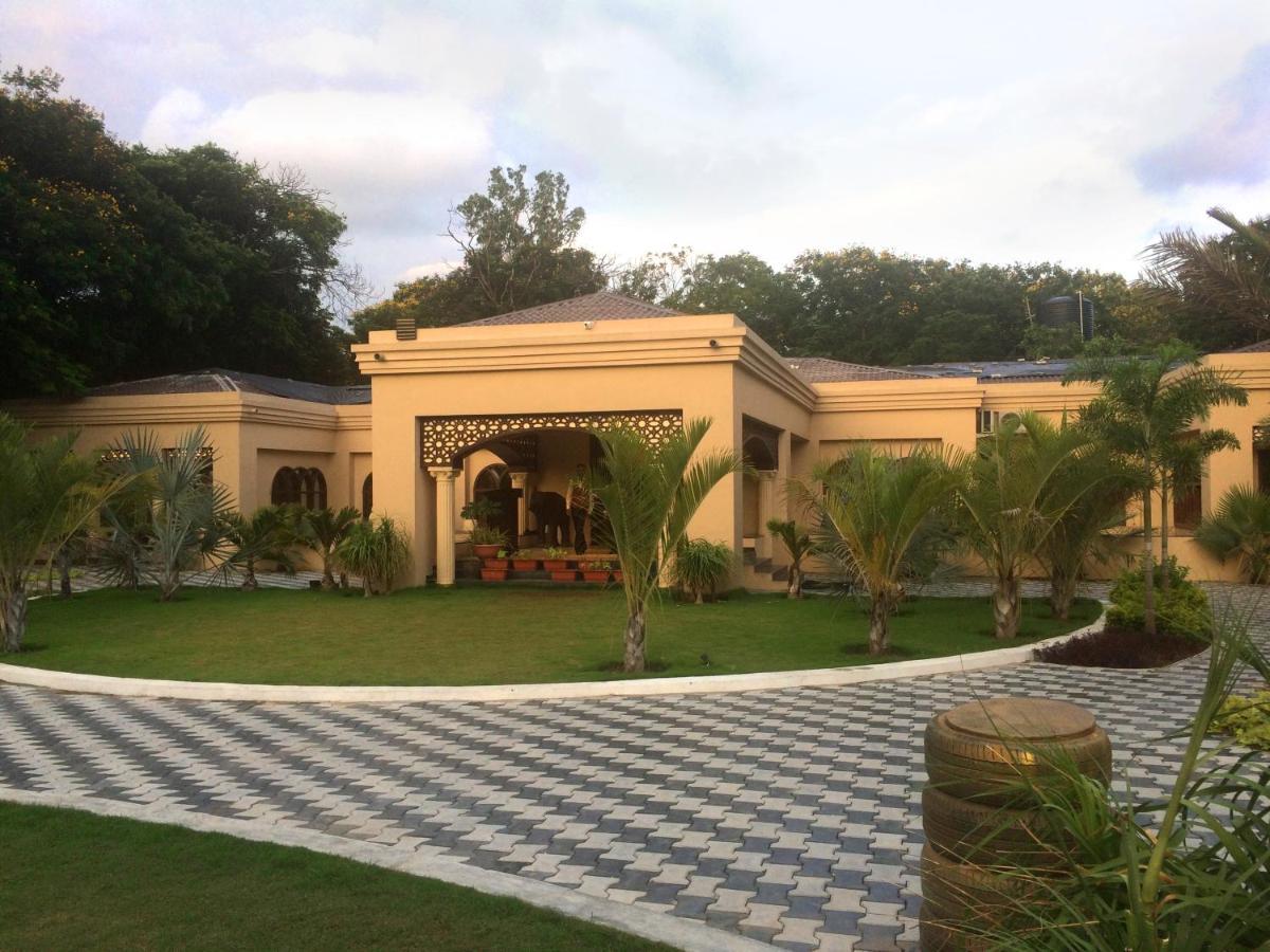Laxmi Film City Resort Vadodara Exteriör bild