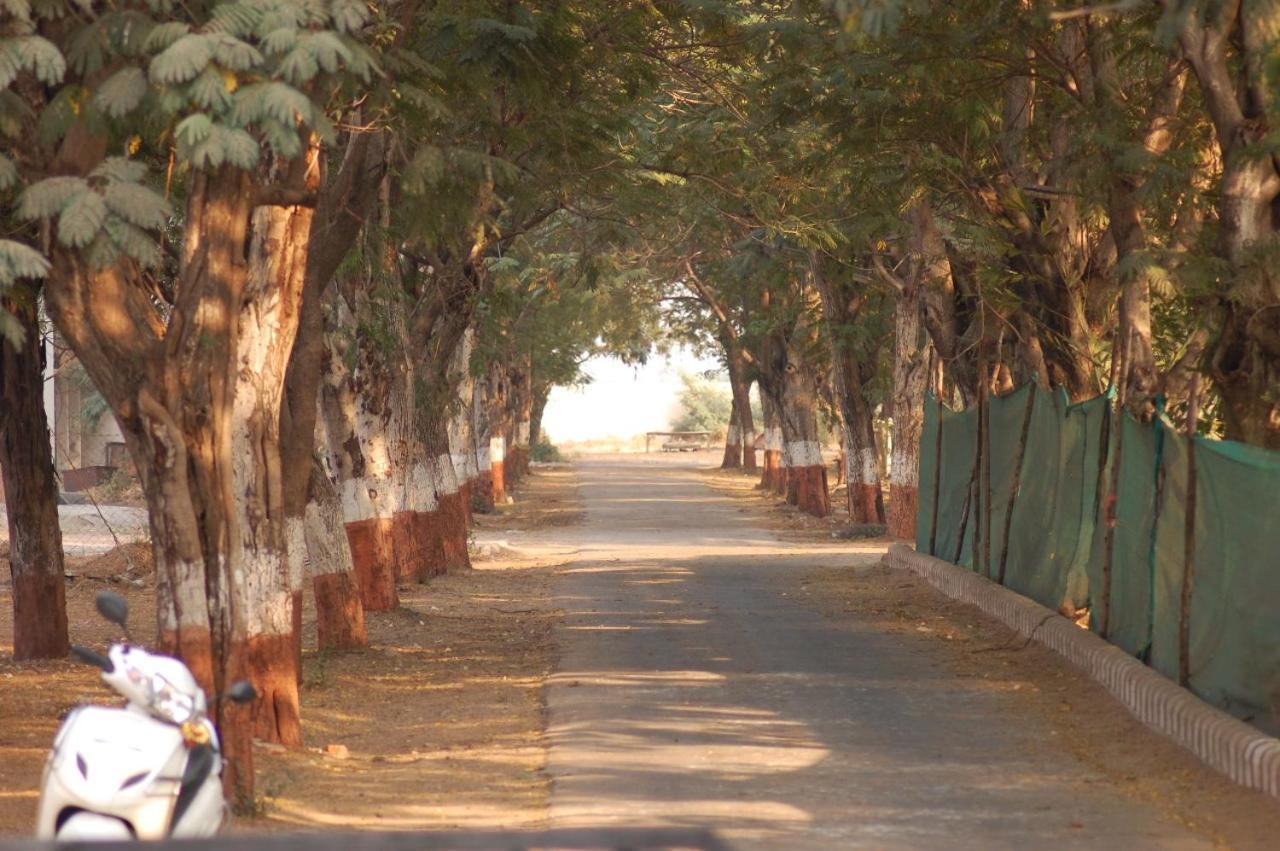 Laxmi Film City Resort Vadodara Exteriör bild