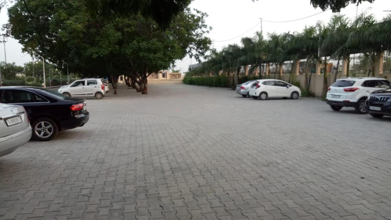 Laxmi Film City Resort Vadodara Exteriör bild