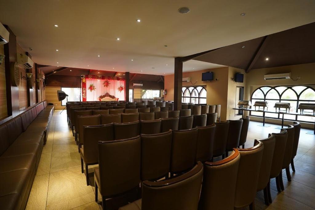 Laxmi Film City Resort Vadodara Exteriör bild