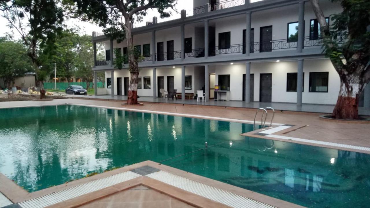 Laxmi Film City Resort Vadodara Exteriör bild